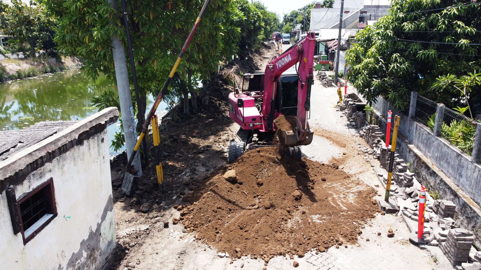Aplikasi Wheel Excavator untuk Galian Utilitas dan Saluran Air